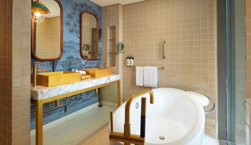 Premium Room, 1 King Bed, Balcony, Garden View