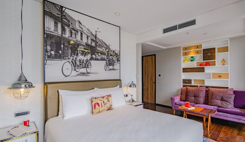 Premium Room, 1 King Bed, Garden View, Corner (Balcony)