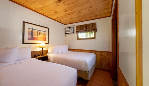 Lakefront Studio Suite, Private Deck, Lower Level