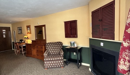 Deluxe Room, 1 King Bed with Sofa bed, Fireplace (Jetted Tub)