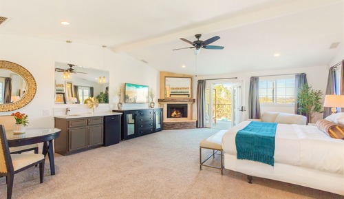 Deluxe Room, 1 King Bed, Pool View, Corner