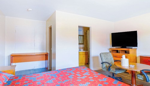 Room, 1 King Bed, Smoking
