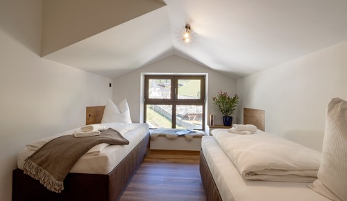 Exclusive Penthouse, 2 Bedrooms, Patio, Mountain View