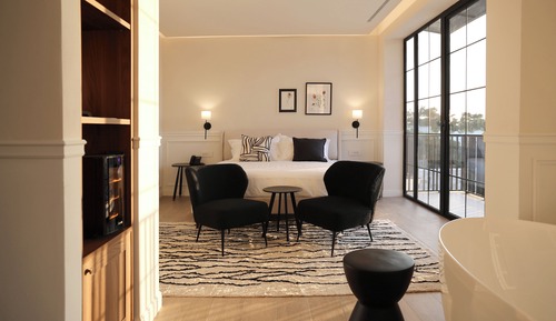 Superior Suite, 1 Queen Bed, Bathtub, Pool View