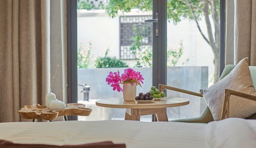 Signature Double Room, 1 Queen Bed, Courtyard View