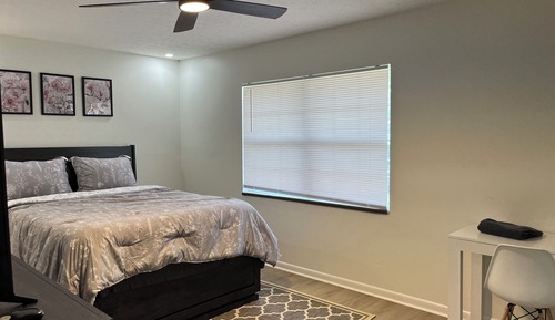 Room, 1 Queen Bed (Private bath, Shared house)