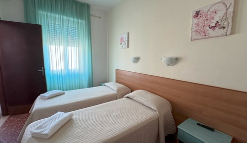 Economy Room, 2 Twin Beds, Partial Sea View