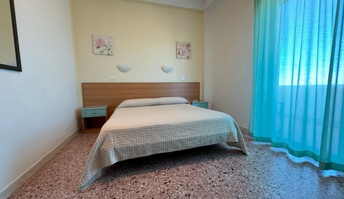 Economy Room, 1 Queen Bed, Partial Sea View