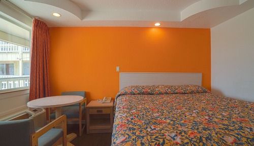 Room, 1 King Bed, Smoking