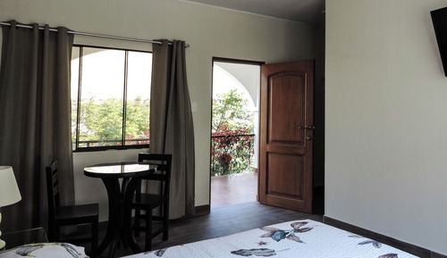 Comfort Room, 1 Queen Bed, Pool View, Mountainside