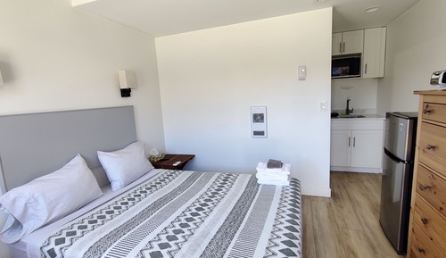 Comfort Room, 1 Queen Bed, Kitchenette