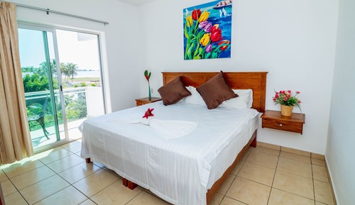 Classic Single Room, 1 King Bed, Non Smoking, Partial Sea View