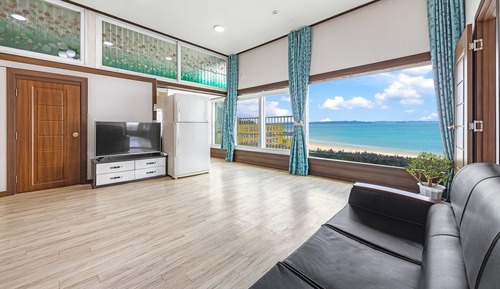 Basic Room, 3 Bedrooms (daehyengroom)