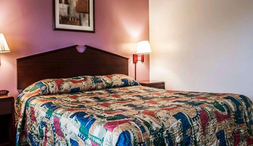 Basic Single Room, 1 King Bed, Smoking