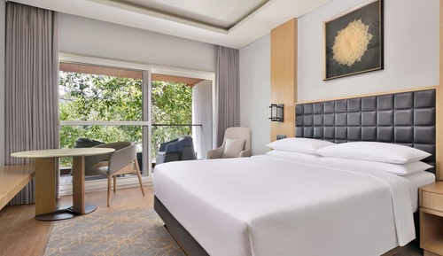 Deluxe Room, 1 King Bed, Non Smoking, Garden View (Balcony)