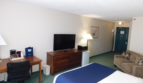 Single Queen Bed - Non-Smoking