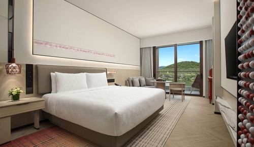 Standard Room, 1 King Bed, Lake View