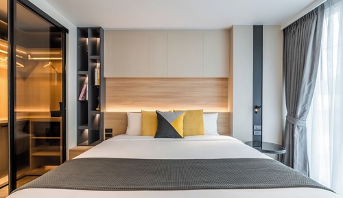 One Bed Room with Bathtub