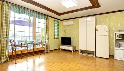 Room (No 202 )