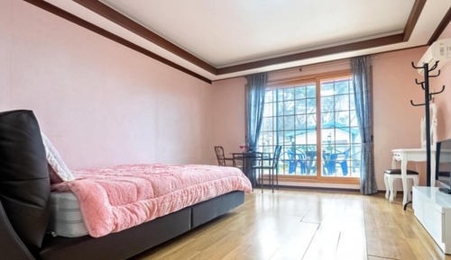 Room (Room 103)
