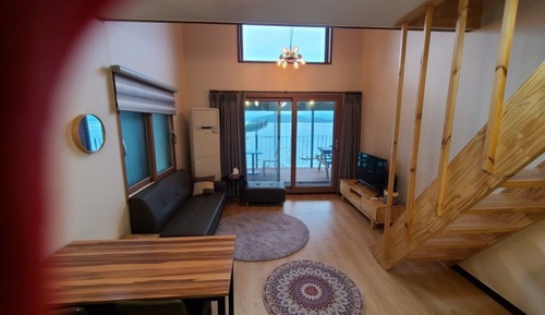 Room (Room 202)
