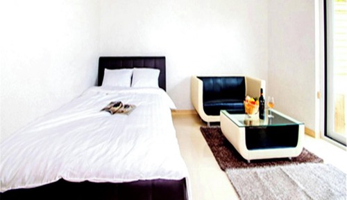 Room (Room 105)
