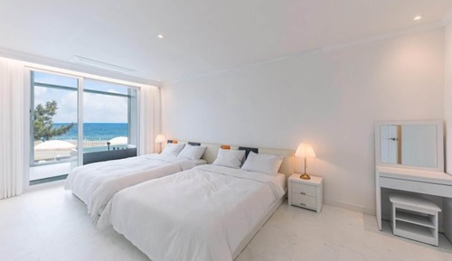 Room (Room 101 Pine Ocean)