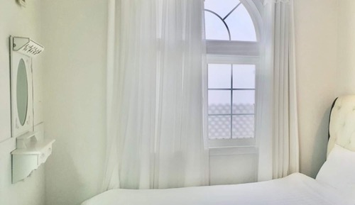 Room (Rose)