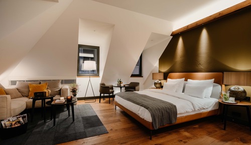 Junior Suite, 1 King Bed, City View, Corner