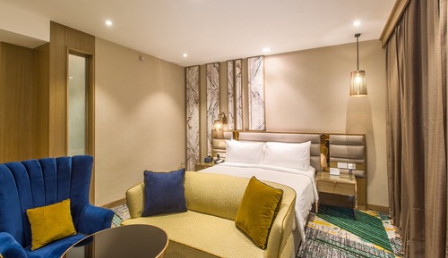Suite, 1 King Bed, City View (High Floor)