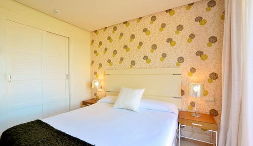 Luxury Apartment, 2 Bedrooms, Hot Tub (2 Adults + 1 Child)
