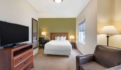 Deluxe Studio, 1 Queen Bed, Non Smoking, Refrigerator & Microwave