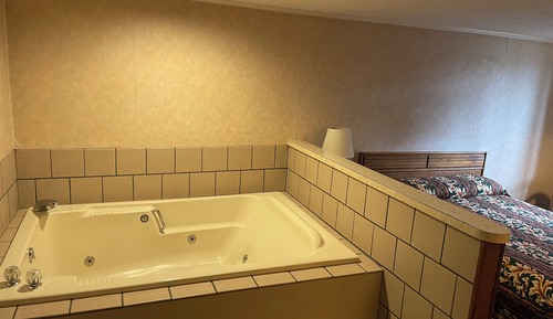 Deluxe Room, 1 Queen Bed, Smoking, Hot Tub
