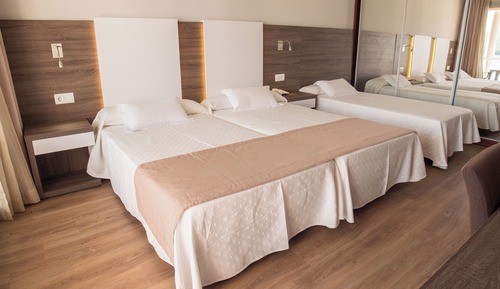 Standard Triple Room, 3 Twin Beds, Balcony, Sea View