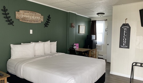 Standard room with one queen bed