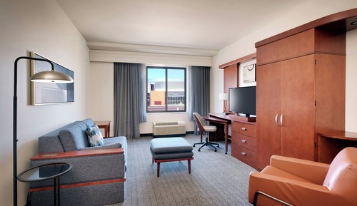 Suite, 1 Bedroom (Mobility/Hearing Access, Roll-In Shwr)