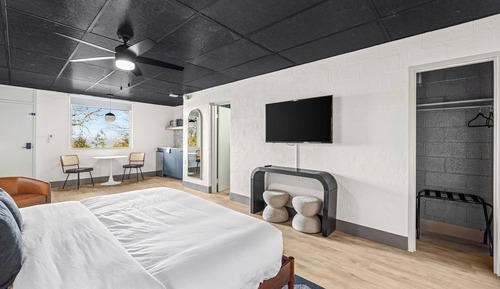 Standard Studio, 1 King Bed, Non Smoking, Kitchenette