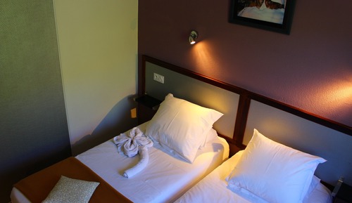 Twin room, floor, side laurel