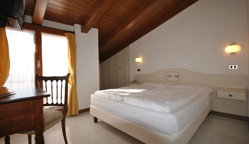Standard Double Room, Terrace, Partial Lake View