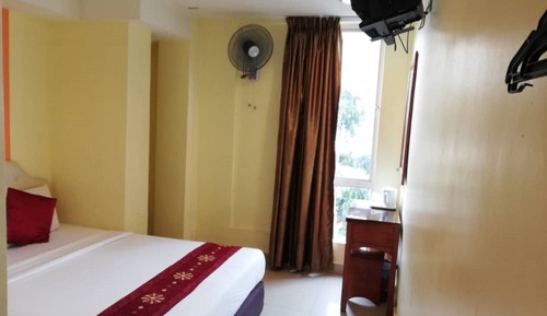 Deluxe With Window