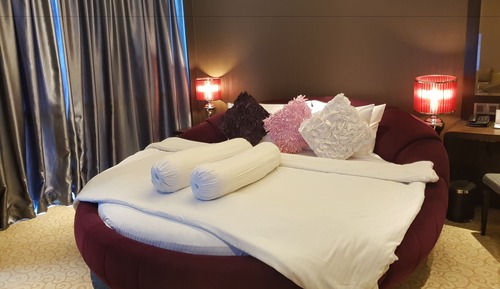 Honeymoon Suite (Round Bed)