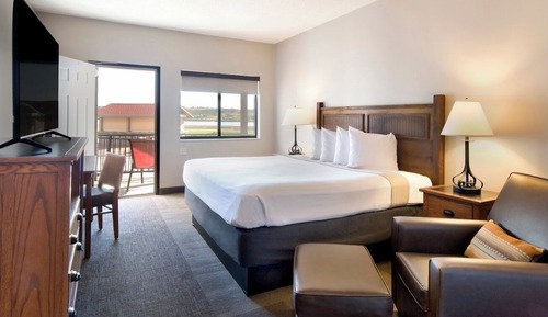 Deluxe Room, 1 King Bed, River View (King Riverside Accessible)