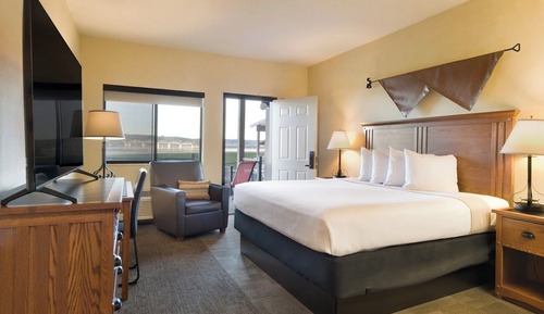 Deluxe Room, 1 King Bed, River View (King Riverside First Floor)