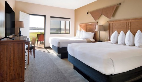 Room, 2 Queen Beds, Accessible, River View (2 Queen Riverside Accessible)