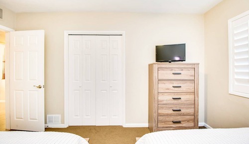 Studio (5 Bedrooms)