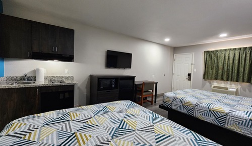 Deluxe Room, 2 Queen Beds, Smoking, Kitchenette