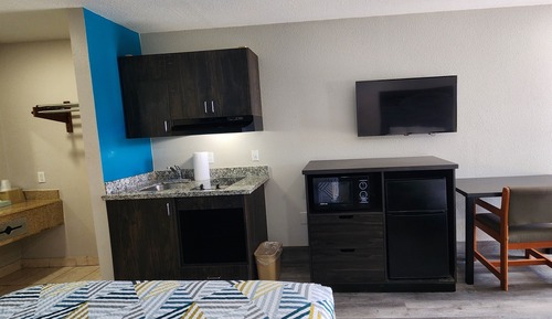 Room, 1 King Bed, Non Smoking, Kitchenette