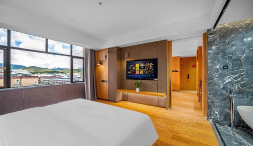 Room, 1 King Bed, Non Smoking (Snow Mountain View)