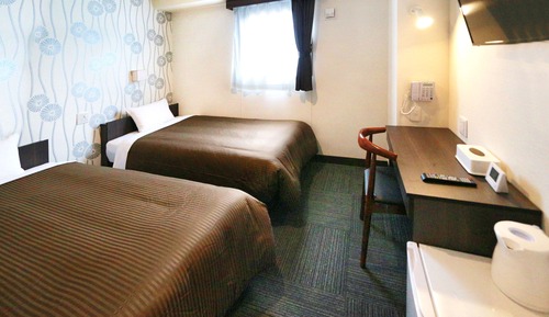 Twin Room, Smoking