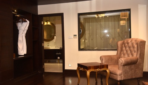 Orchid Suite - Bathtub with Jacuzzi & Hydrotherapy Shower